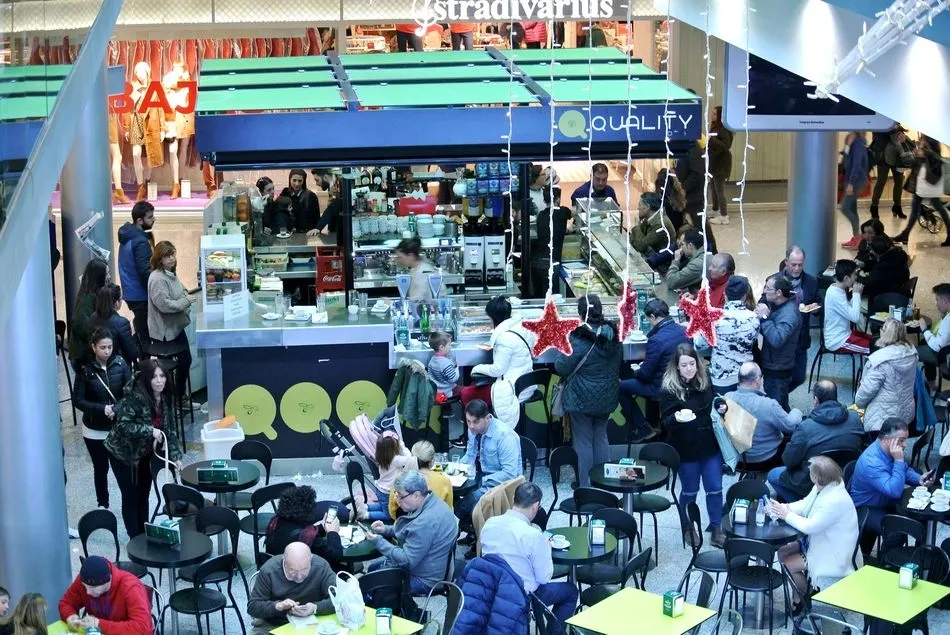 Foto 2 - Gran afluencia de p&uacute;blico en la primera jornada de rebajas del Centro Comercial El Tormes    &nbsp;  