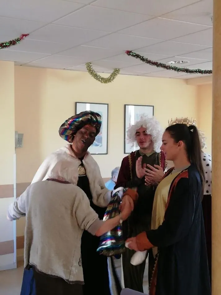 Foto 3 - Los Reyes Magos reparten ilusi&oacute;n y m&aacute;s de 300 kilos de caramelos en Villamayor
