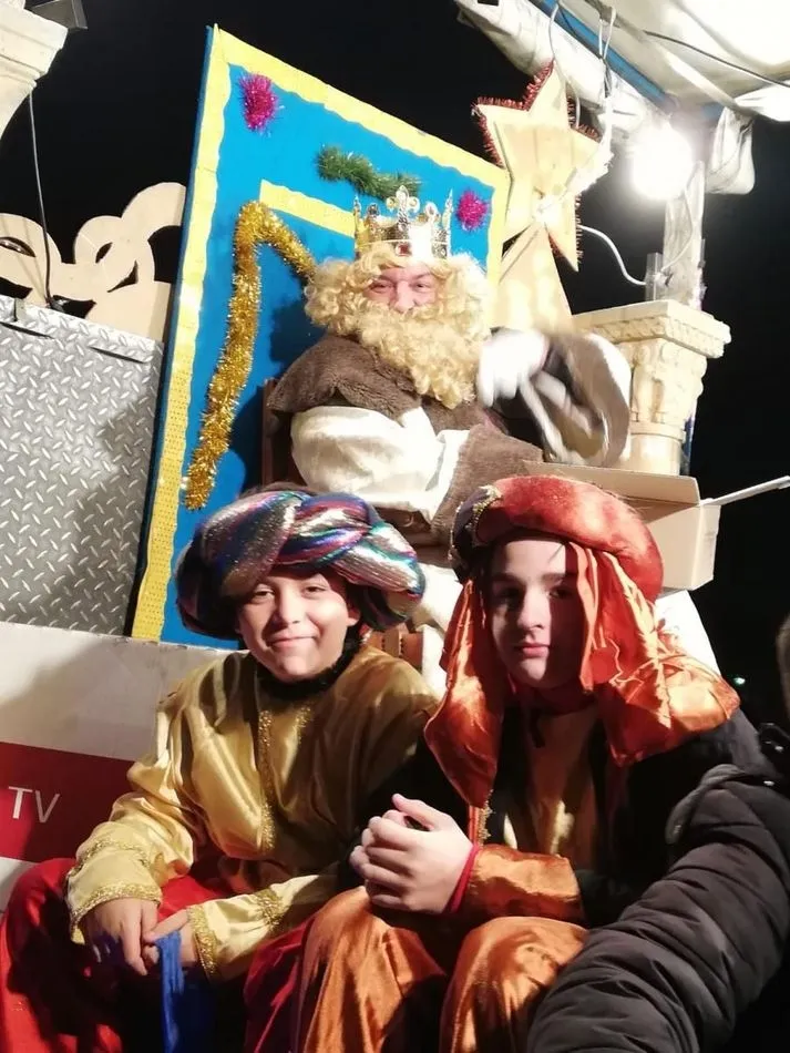 Foto 4 - Los Reyes Magos reparten ilusi&oacute;n y m&aacute;s de 300 kilos de caramelos en Villamayor
