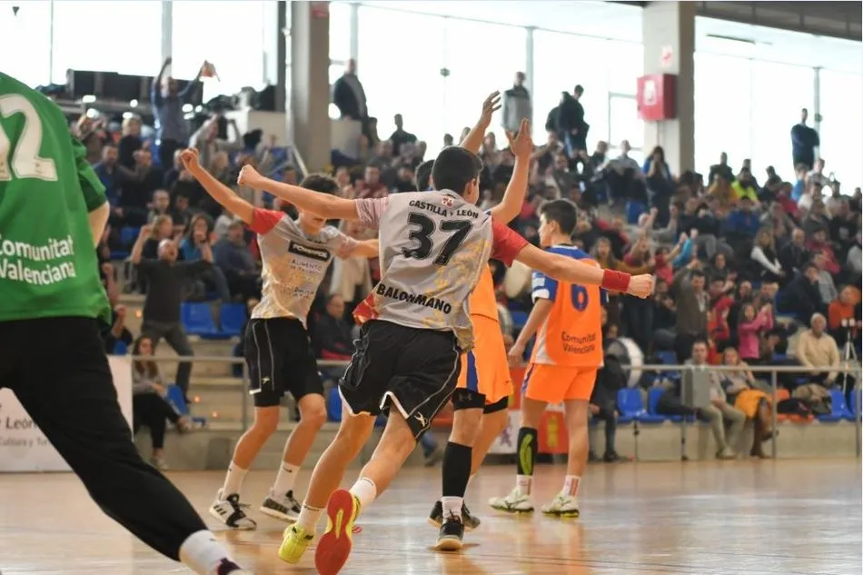 Foto 10 - La selecci&oacute;n de balonmano de Castilla y Le&oacute;n se cuelga el oro en categor&iacute;a cadete masculino  