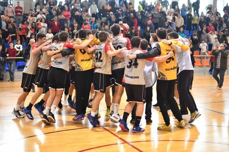 Foto 4 - La selecci&oacute;n de balonmano de Castilla y Le&oacute;n se cuelga el oro en categor&iacute;a cadete masculino  