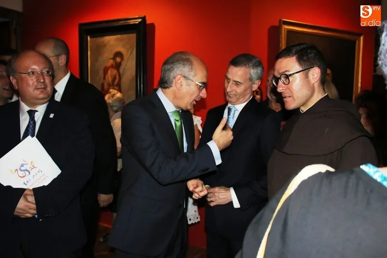 El alcalde Jesús Blázquez habla con Javier Iglesias en la inauguración de la muestra