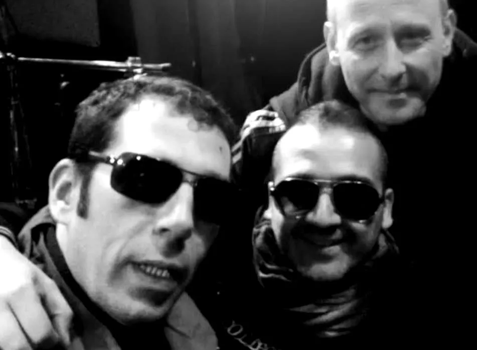 Al Límite, banda de rock salmantina formada por Fernando Vicente (voz y guitarra), Pepe Vázquez (voz y bajo) y Jorge Orejudo (batería y percusión)