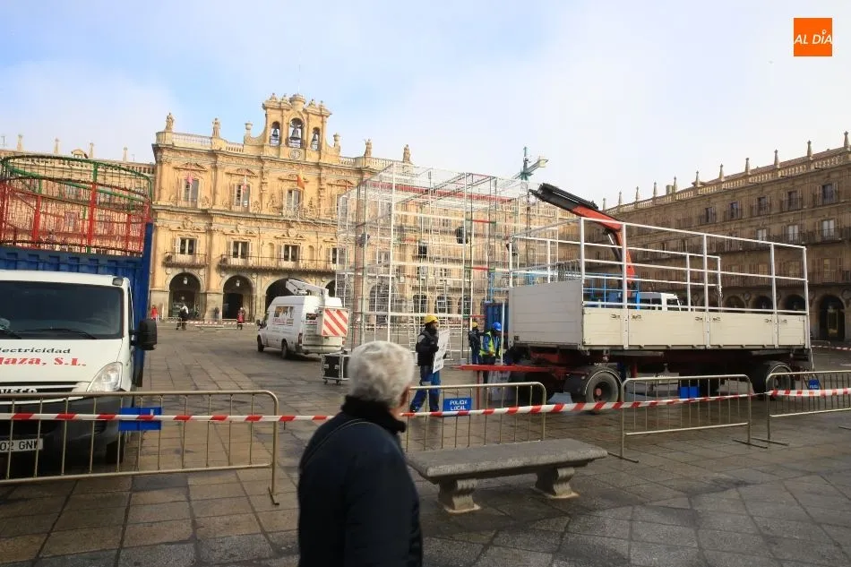 Foto 3 - La normalidad vuelve a la Plaza Mayor con el desmontaje de la gran caja de regalo