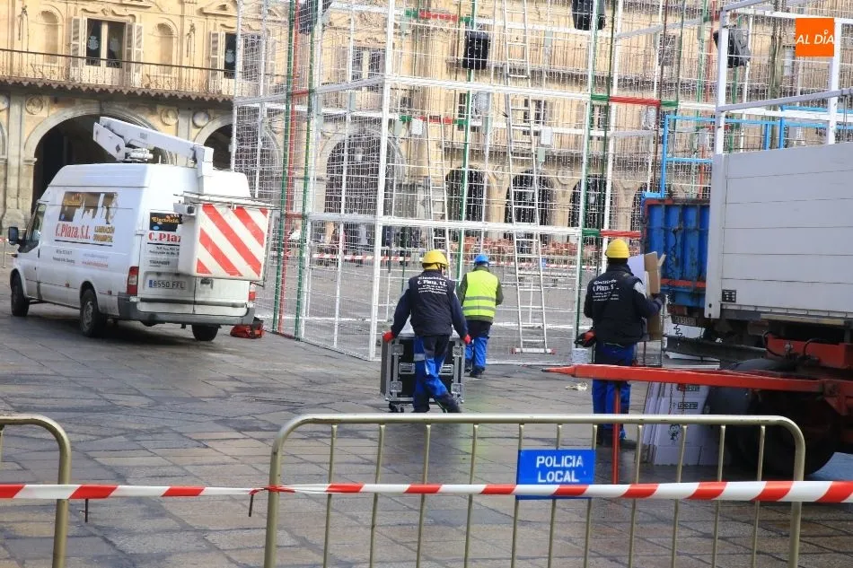 Foto 2 - La normalidad vuelve a la Plaza Mayor con el desmontaje de la gran caja de regalo
