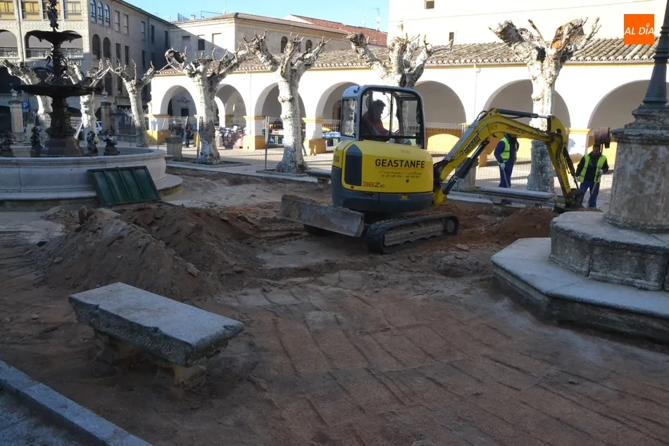 Foto 7 - En marcha la retirada de la arena de la Plazuela del Buen Alcalde  