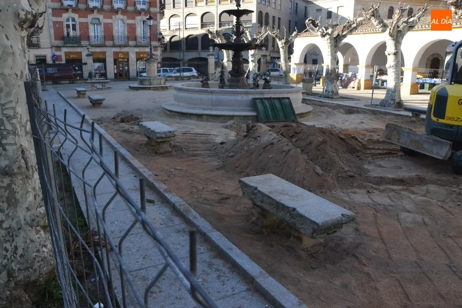 Foto 6 - En marcha la retirada de la arena de la Plazuela del Buen Alcalde  