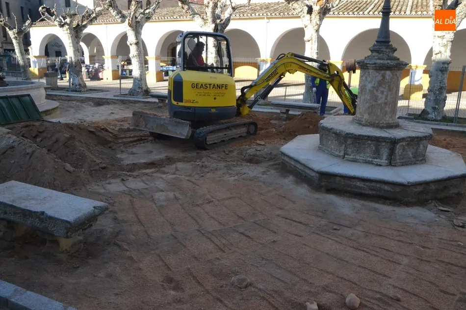 Foto 5 - En marcha la retirada de la arena de la Plazuela del Buen Alcalde  