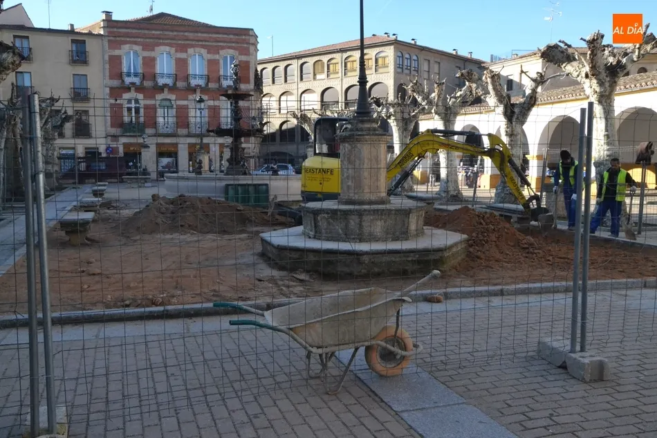 Foto 4 - En marcha la retirada de la arena de la Plazuela del Buen Alcalde  