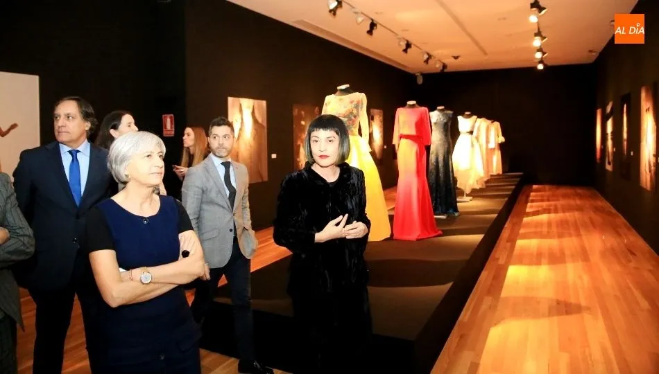 La diseñadora salmantina Fely Campo en la presentación de esta muestra. Foto de Alberto Martín