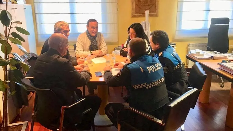 Reunión del AMPA del IES Torres Villarroel con el alcalde y la Policía Local