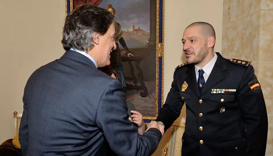 El alcalde de Salamanca, Carlos García Carbayo, saluda al nuevo comisario de la Policía Nacional de Salamanca, Luis Esteban Lazaún