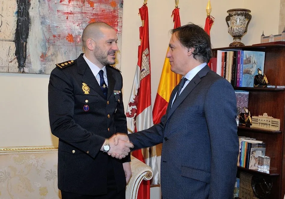 Foto 2 - El nuevo comisario de la Polic&iacute;a Nacional se estrena con un encuentro en el Ayuntamiento