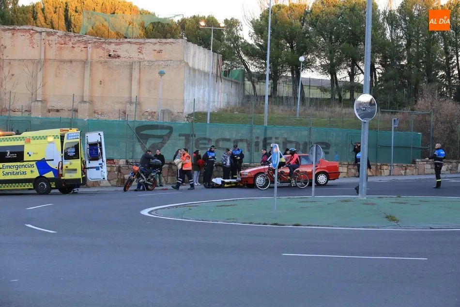 Foto 10 - Un motorista herido en una colisi&oacute;n contra&nbsp;un turismo&nbsp;en el barrio San Jos&eacute;  