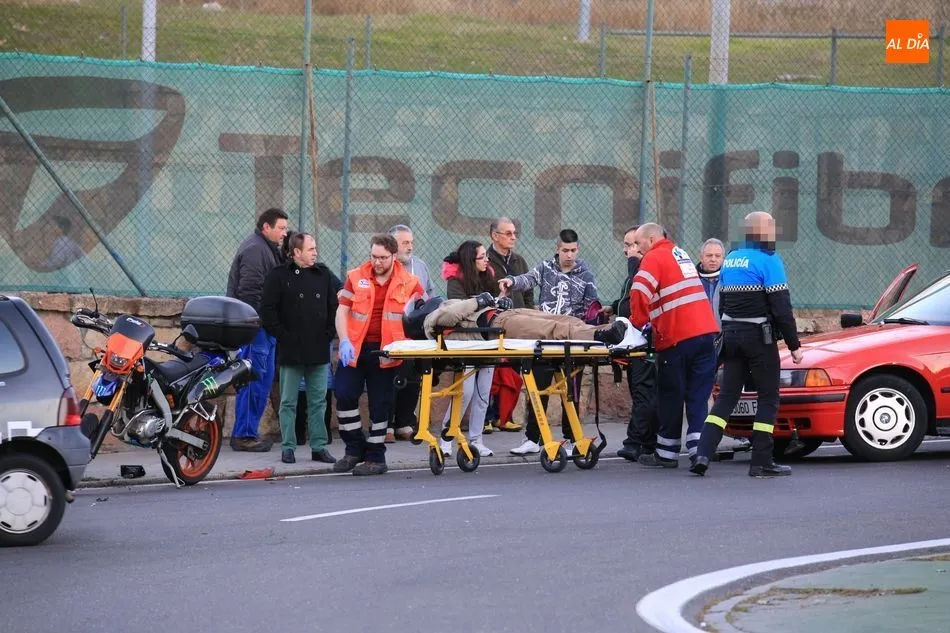 Foto 9 - Un motorista herido en una colisi&oacute;n contra&nbsp;un turismo&nbsp;en el barrio San Jos&eacute;  