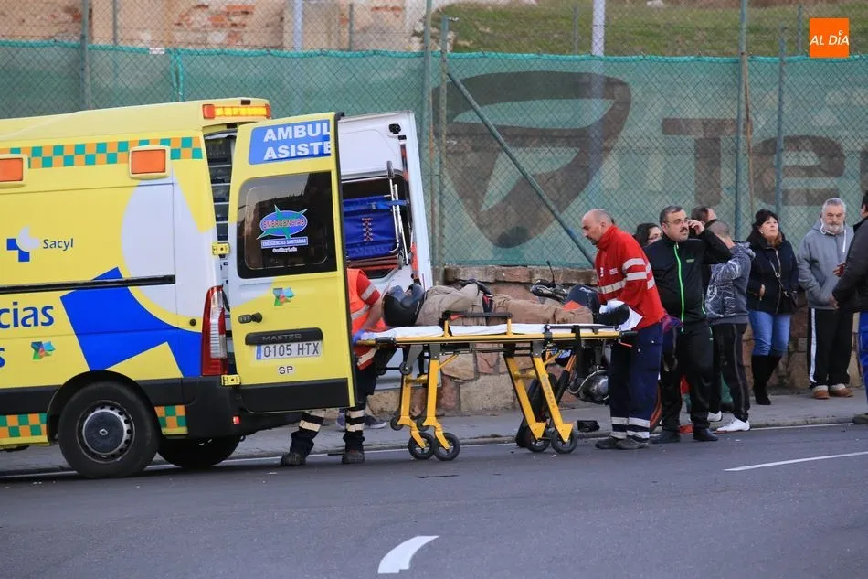 Foto 6 - Un motorista herido en una colisi&oacute;n contra&nbsp;un turismo&nbsp;en el barrio San Jos&eacute;  
