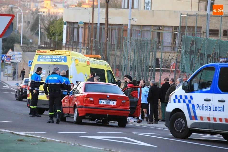 Foto 5 - Un motorista herido en una colisi&oacute;n contra&nbsp;un turismo&nbsp;en el barrio San Jos&eacute;  