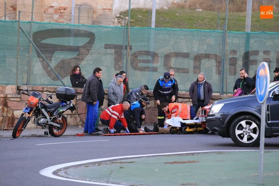 Foto 4 - Un motorista herido en una colisi&oacute;n contra&nbsp;un turismo&nbsp;en el barrio San Jos&eacute;  