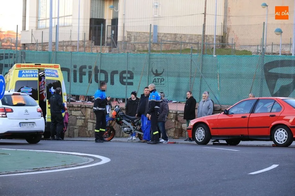 Foto 3 - Un motorista herido en una colisi&oacute;n contra&nbsp;un turismo&nbsp;en el barrio San Jos&eacute;  