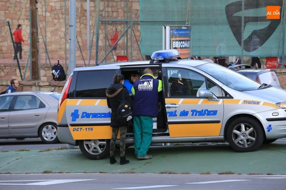 Foto 2 - Un motorista herido en una colisi&oacute;n contra&nbsp;un turismo&nbsp;en el barrio San Jos&eacute;  
