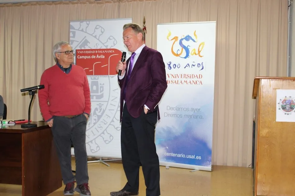 Foto 2 - Michael Portillo rememora la figura de su padre con motivo del VIII Centenario de la USAL  