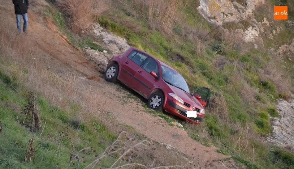 Foto 11 - Un conductor se mete por error por la Bajada de San Pelayo y se salva de milagro de irse ladera...