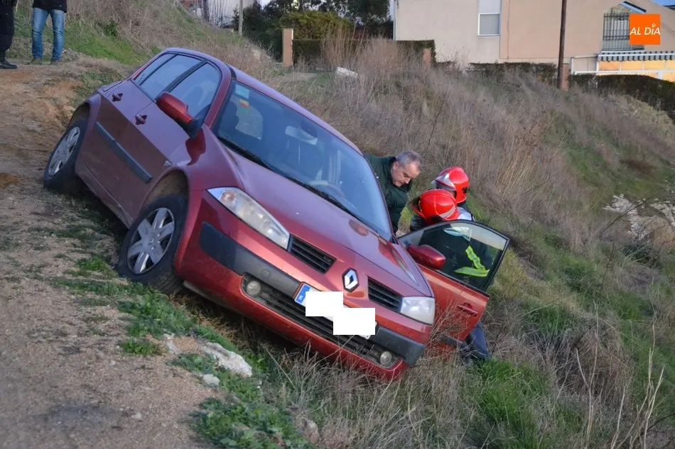 Foto 10 - Un conductor se mete por error por la Bajada de San Pelayo y se salva de milagro de irse ladera...