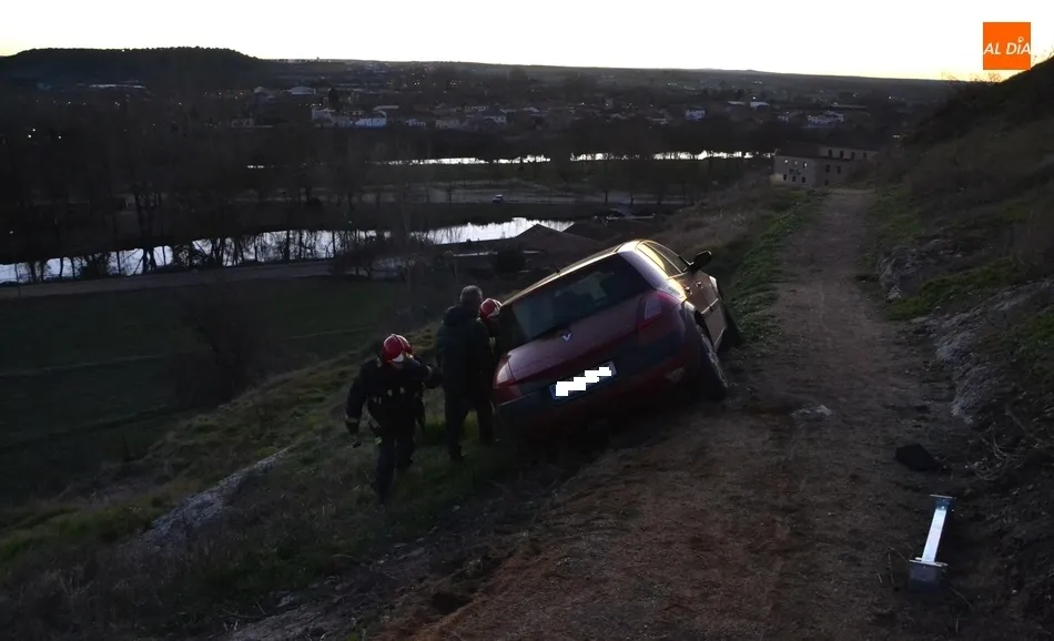 Foto 9 - Un conductor se mete por error por la Bajada de San Pelayo y se salva de milagro de irse ladera...