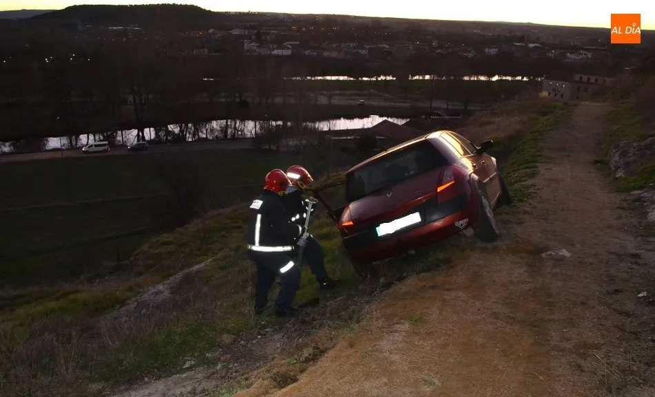 Un conductor se mete por error por la Bajada de San Pelayo y se salva de milagro de irse ladera...