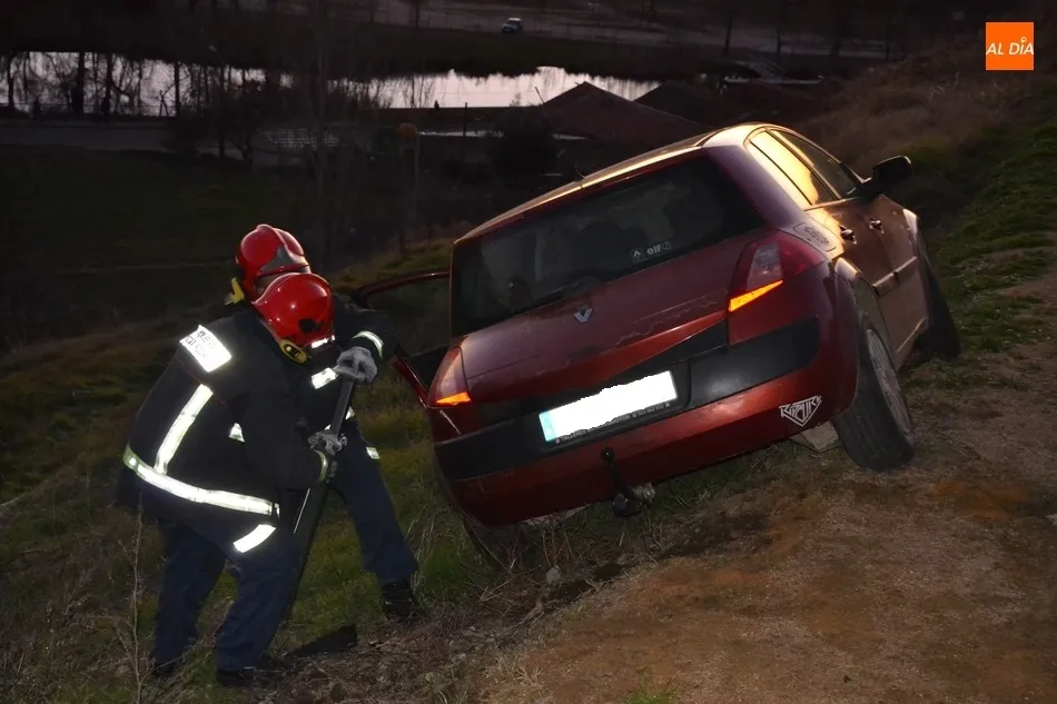 Foto 8 - Un conductor se mete por error por la Bajada de San Pelayo y se salva de milagro de irse ladera...