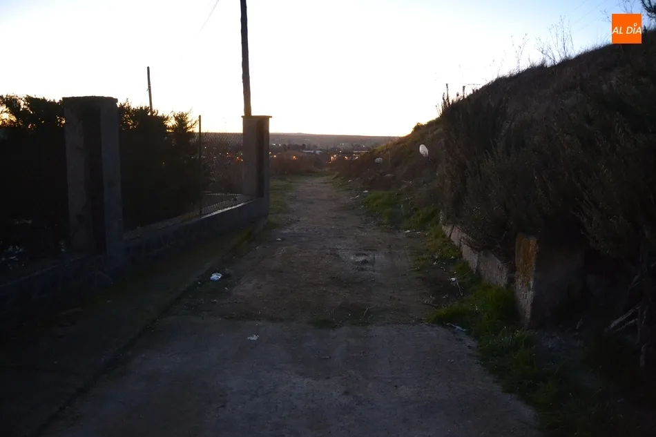 Foto 4 - Un conductor se mete por error por la Bajada de San Pelayo y se salva de milagro de irse ladera...