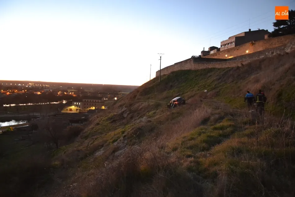 Foto 3 - Un conductor se mete por error por la Bajada de San Pelayo y se salva de milagro de irse ladera...