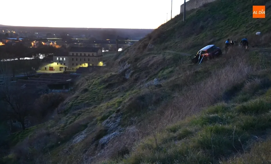Foto 2 - Un conductor se mete por error por la Bajada de San Pelayo y se salva de milagro de irse ladera...
