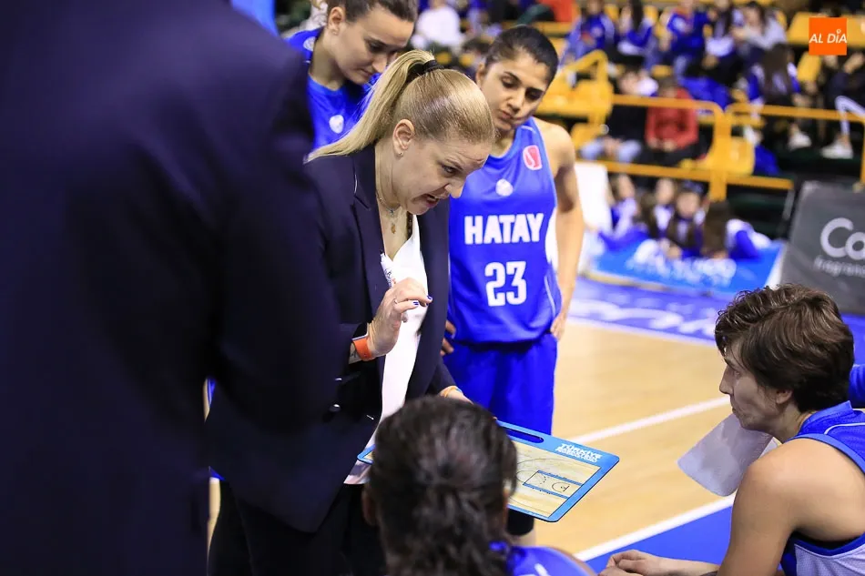 Foto 10 - Perfumer&iacute;as Avenida cae frente al Hatay y se mete en problemas (65-73)