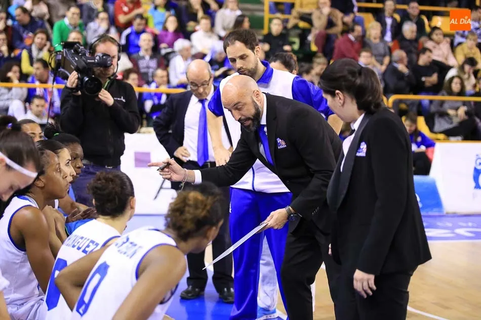 Foto 9 - Perfumer&iacute;as Avenida cae frente al Hatay y se mete en problemas (65-73)