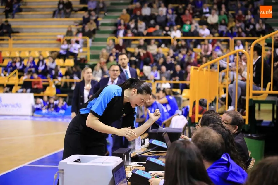 Foto 8 - Perfumer&iacute;as Avenida cae frente al Hatay y se mete en problemas (65-73)