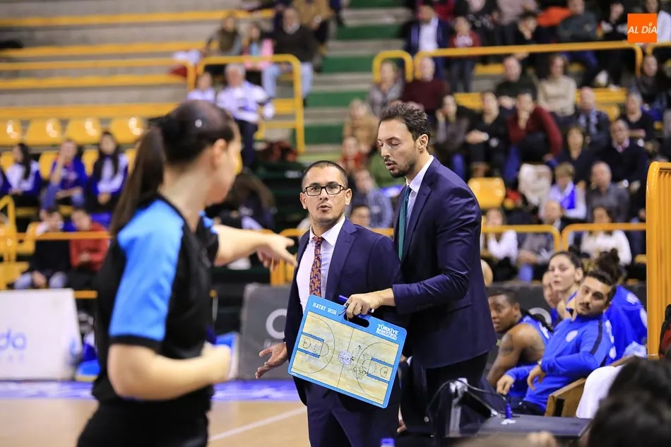 Foto 6 - Perfumer&iacute;as Avenida cae frente al Hatay y se mete en problemas (65-73)