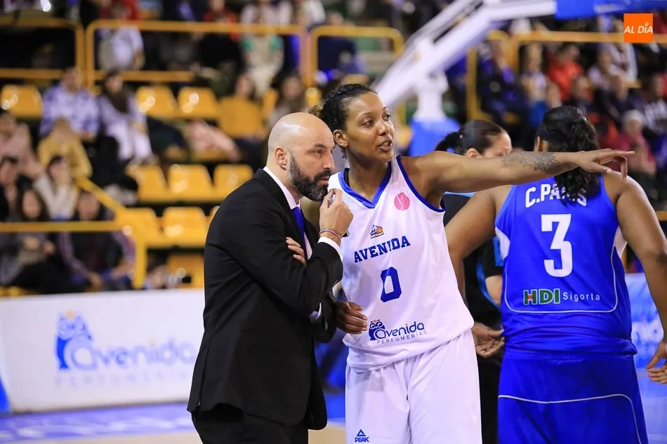 Foto 5 - Perfumer&iacute;as Avenida cae frente al Hatay y se mete en problemas (65-73)