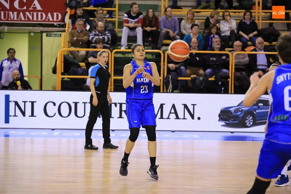 Foto 4 - Perfumer&iacute;as Avenida cae frente al Hatay y se mete en problemas (65-73)