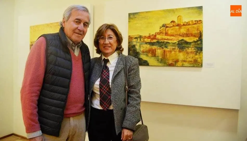 Mª Isabel Álvarez, profesora de la USAL y pintora, junto al director de Centro de Estudios Brasileños, Ignacio Berdugo. Foto de Lydia González