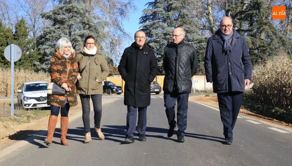 Visita a la zona del presidente de la Diputación de Salamanca, Javier Iglesias, junto con el alcalde de Calvarrasa de Abajo, Marcelino Mateos, y otras autoridades. Foto de Alberto Martín