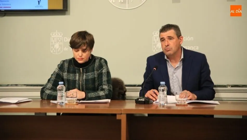 Nuria Urbano, directora de la Fundación Venancio Blanco, y Julián Barrera, diputado de Cultura. Foto: Alberto Martín