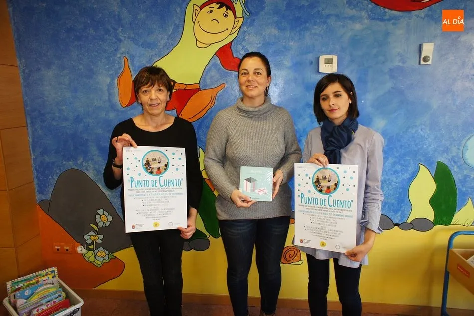 El personal de la Biblioteca David Hernández junto a la concejala de Cultura María Jesús Moro