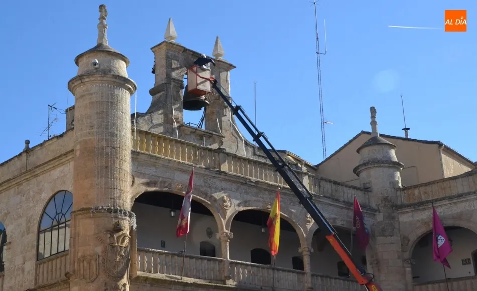 Foto 4 - La campana del Ayuntamiento queda despojada de la iluminaci&oacute;n navide&ntilde;a  