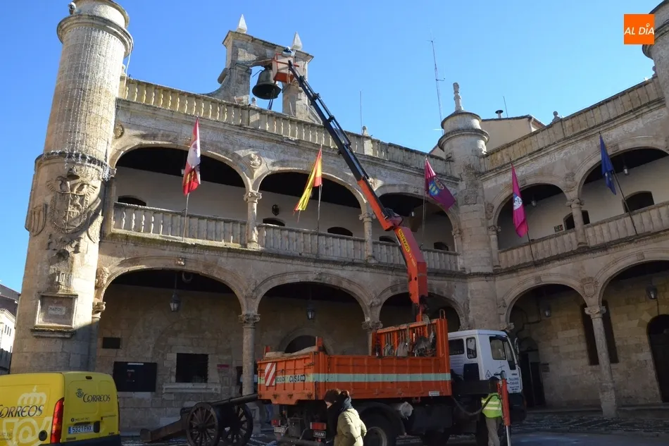 Foto 2 - La campana del Ayuntamiento queda despojada de la iluminaci&oacute;n navide&ntilde;a  