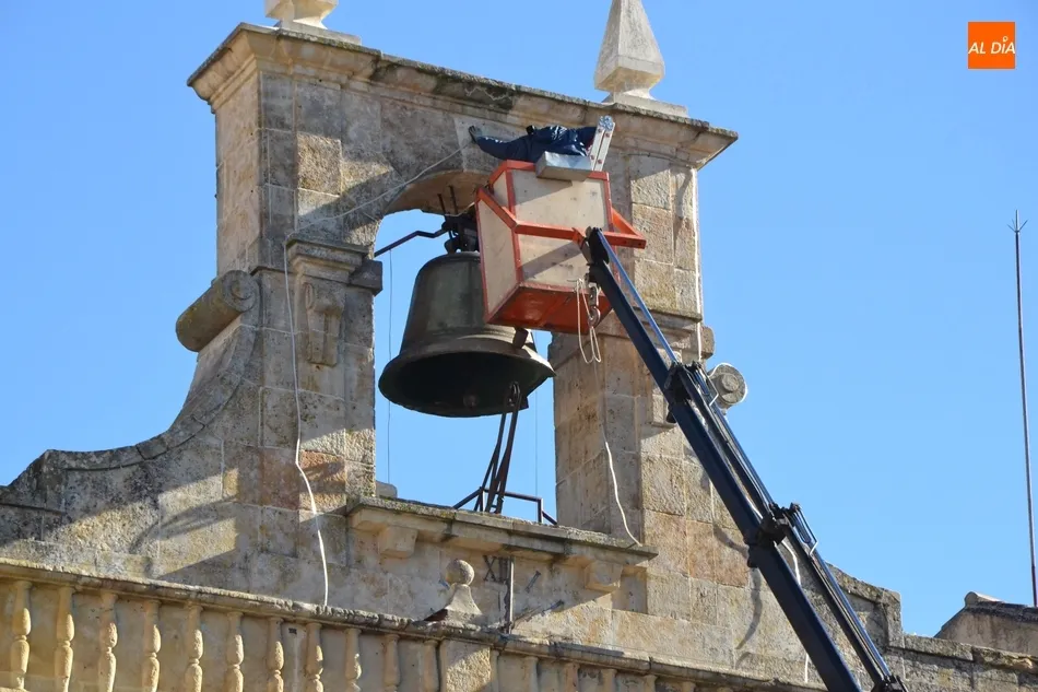 Foto 3 - La campana del Ayuntamiento queda despojada de la iluminaci&oacute;n navide&ntilde;a  