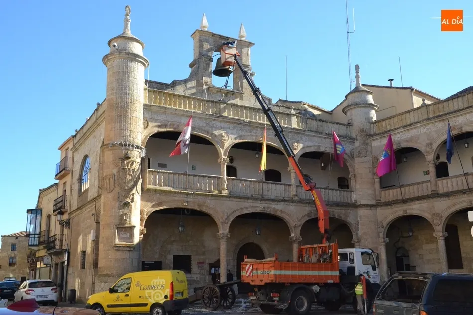 Foto 5 - La campana del Ayuntamiento queda despojada de la iluminaci&oacute;n navide&ntilde;a  
