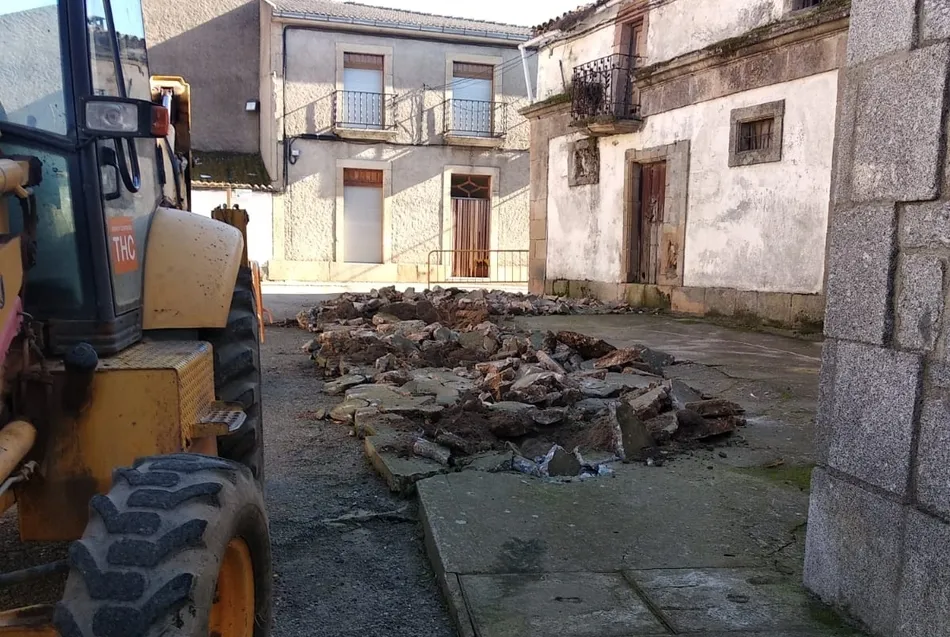 Foto 5 - El Ayuntamiento de Pere&ntilde;a inicia las obras de renovaci&oacute;n del firme de la Plaza de Espa&ntilde;a  