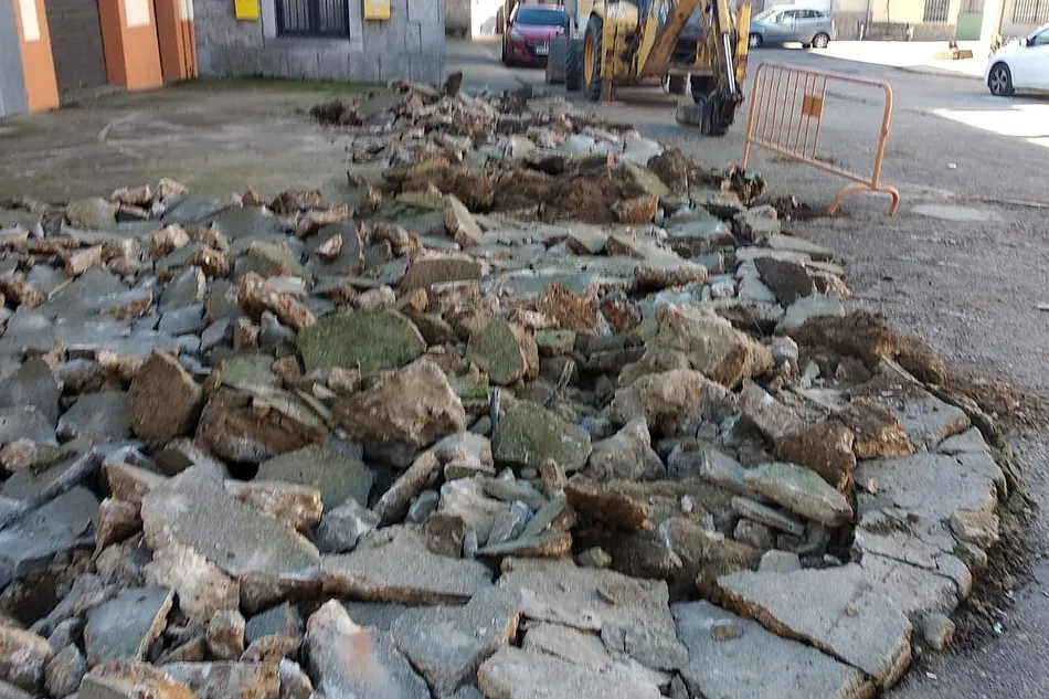 Foto 4 - El Ayuntamiento de Pere&ntilde;a inicia las obras de renovaci&oacute;n del firme de la Plaza de Espa&ntilde;a  
