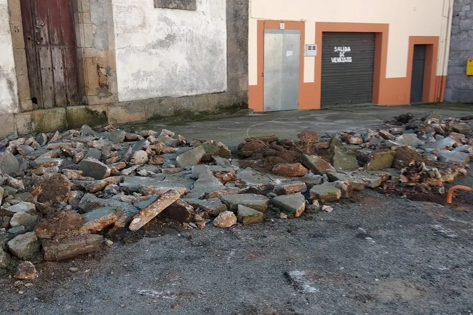 Foto 3 - El Ayuntamiento de Pere&ntilde;a inicia las obras de renovaci&oacute;n del firme de la Plaza de Espa&ntilde;a  